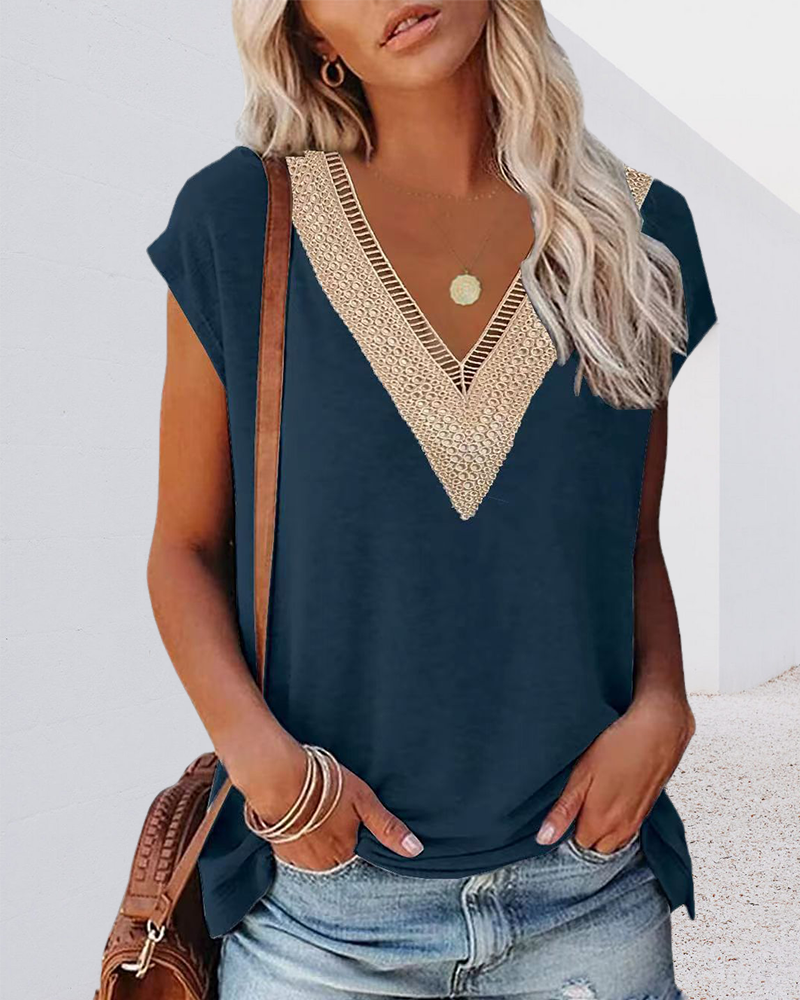 Coby | T-shirt met V-hals en Kant